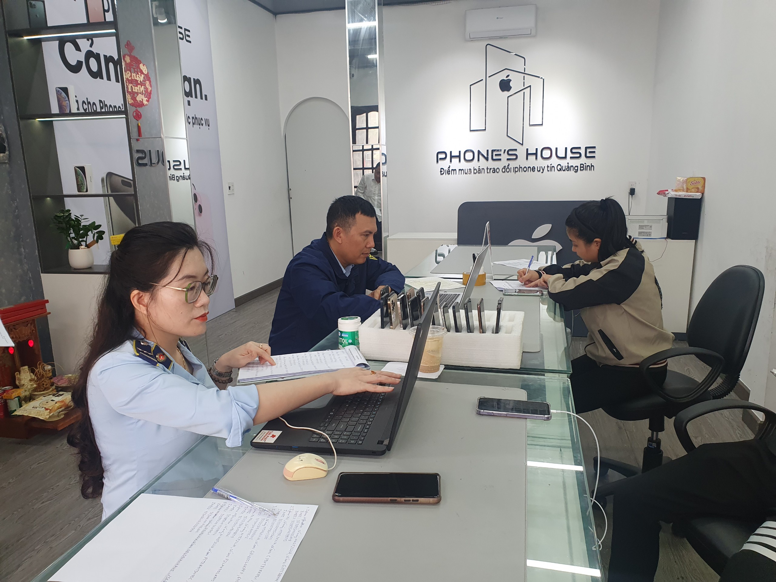 Đội Quản lý thị trường số 7 kiểm tra cửa hàng PHONE’S HOUSE