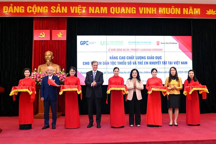 Đại diện 4 đơn vị phối hợp cắt băng khởi động dự án nâng cao chất lượng giáo dục cho trẻ em dân tộc thiểu số và trẻ em khuyết tật tại Việt Nam