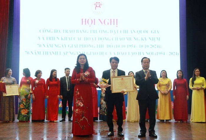 Giám đốc Sở GD&ĐT Hà Nội Trần Thế Cương, Phó Giám đốc Sở GD&ĐT Hà Nội Trần Lưu Hoa trao bằng công nhận trường đạt chuẩn quốc gia cho các đơn vị.
