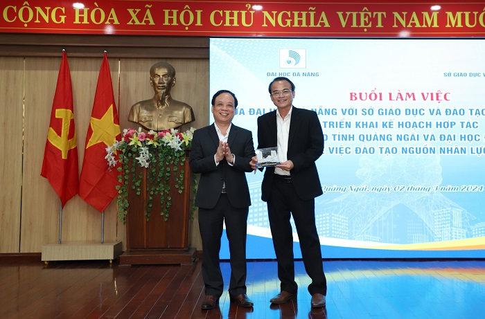 Giám đốc ĐHĐN Nguyễn Ngọc Vũ

 trao lưu niệm với Giám đốc Sở GDĐT Quảng Ngãi Nguyễn Ngọc Thái