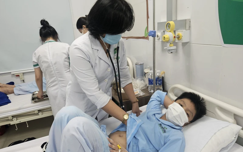 Bác sĩ Bệnh viện Đa khoa Sài gòn - Nha Trang thăm khám cho bệnh nhi nghi do ăn thức ăn ở quán cơm, phở gà ở đường Bà Triệu, thành phố Nha Trang, tỉnh Khánh Hòa. Ảnh: TTXVN