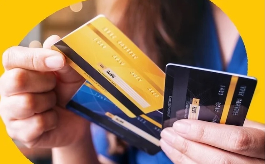 Các khách hàng đang sử dụng thẻ tín dụng lo lắng và có sự quan tâm đến tính rủi ro của sử dụng loại thẻ này(Ảnh minh họa: KT)