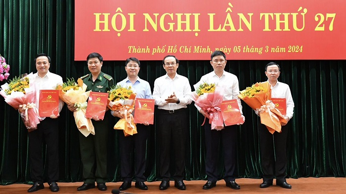 Bí thư Thành ủy TPHCM Nguyễn Văn Nên trao quyết định cho 5 đồng chí tham gia Ban Chấp hành Đảng bộ TPHCM, nhiệm kỳ 2020-2025