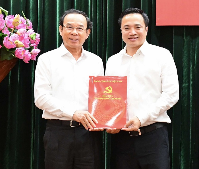Bí thư Thành ủy TPHCM Nguyễn Văn Nên trao quyết định cho Thiếu tướng Mai Hoàng, Phó Giám đốc Công an TPHCM