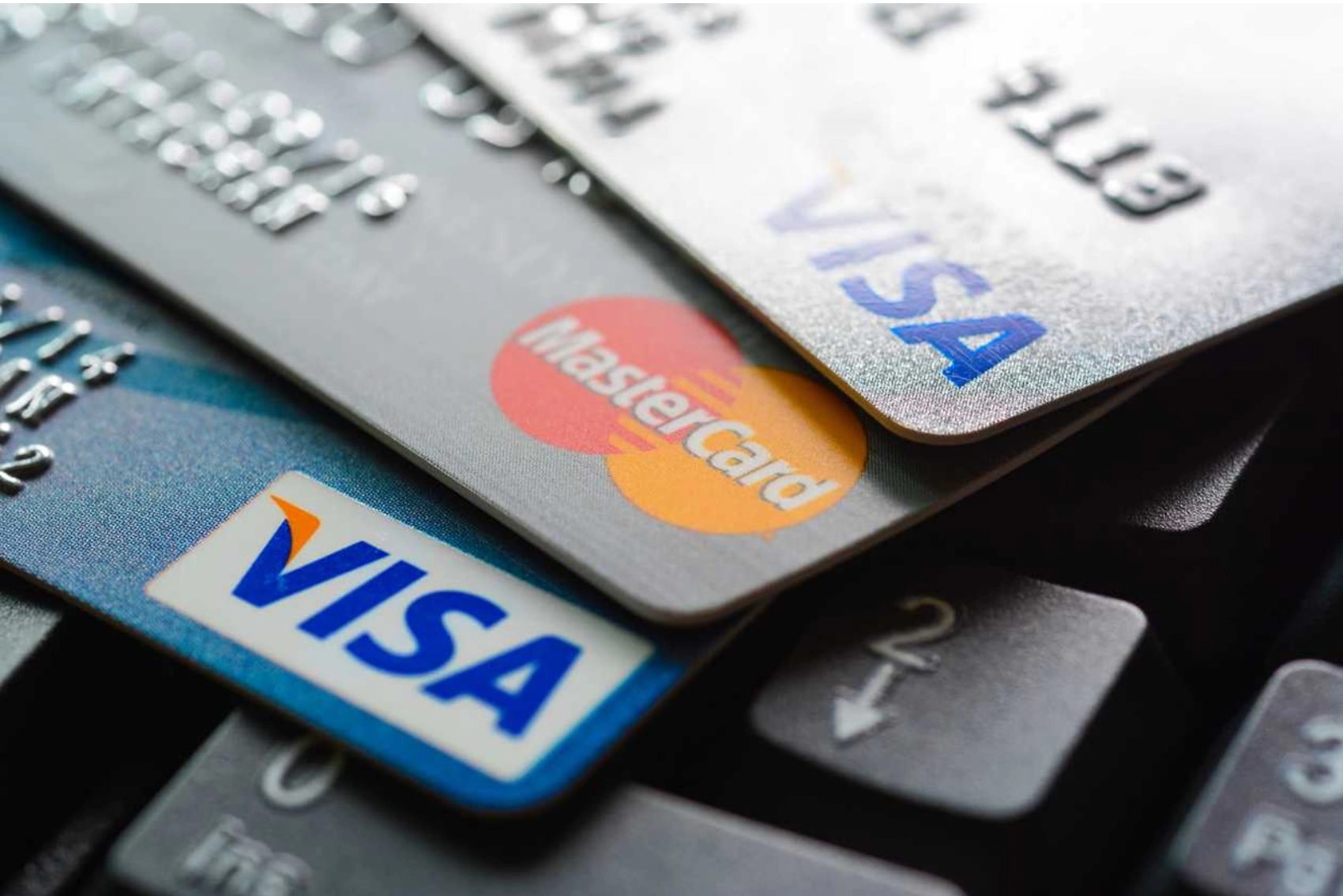 Nhiều chủ thẻ thường chi tiêu quá nhiều dẫn đến không có đủ khả năng trả nợ khi đến kì thanh toán (Ảnh: Time).