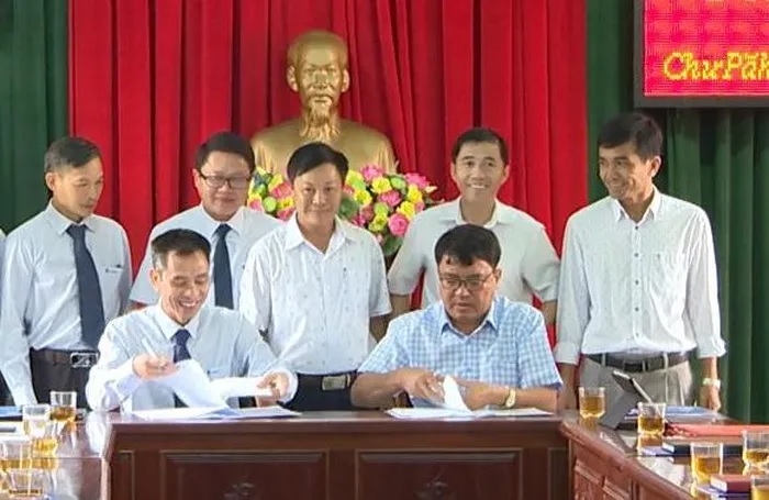 Đại diện lãnh đạo UBND huyện Chư Păh và VNPT Gia Lai ký kết văn bản hợp tác về chuyển đổi số. Ảnh: V.Đ