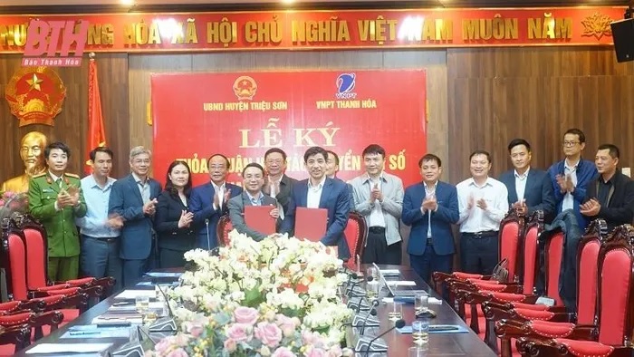 Đại diện lãnh đạo huyện Triệu Sơn và VNPT Thanh Hóa ký kết chương trình thỏa thuận.
