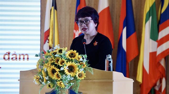 Vụ trưởng Vụ Giáo dục Đại học Nguyễn Thu Thuỷ báo cáo tại Hội nghị
