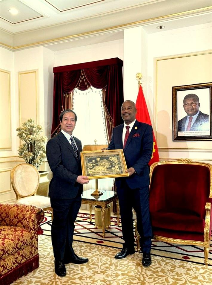 Bộ trưởng Nguyễn Kim Sơn tặng quà lưu niệm Phó Chủ tịch Thường trực Quốc hội Angola Américo António Cuononoca