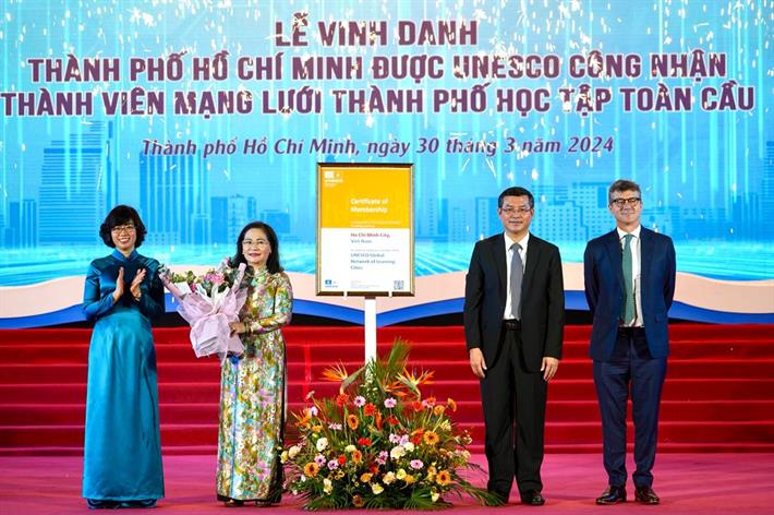 Thứ trưởng Bộ GDĐT Nguyễn Văn Phúc trao Chứng nhận thành phố học tập toàn cầu của UNESCO cho bà Nguyễn Thị Lệ - Phó Bí thư Thành ủy, Chủ tịch HĐND TPHCM