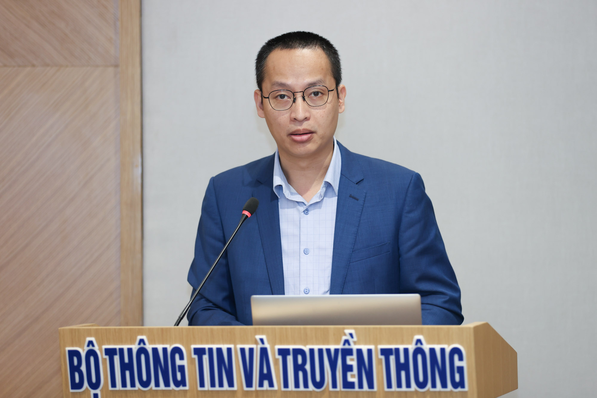 Ông Ngô Tuấn Anh - CEO Công ty An ninh mạng thông minh SCS trình bày tham luận tại Hội nghị Giao ban QLNN quý 1/2023 của Bộ Thông tin và Truyền thông