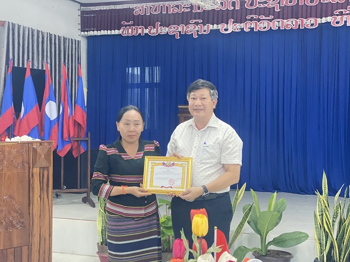 Giám đốc UDCK nhận Bằng khen của Bộ Giáo dục và Thể thao Lào