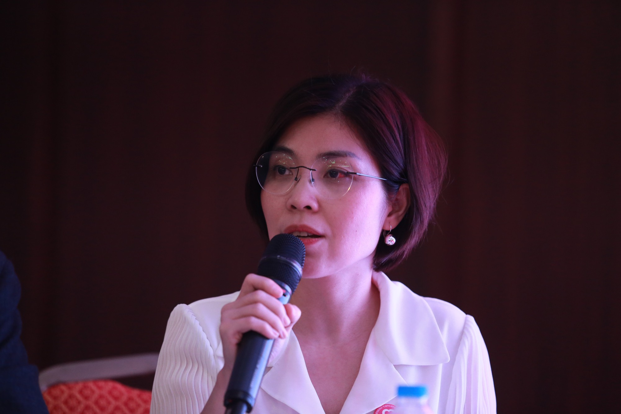 TS.BS Nguyễn Thu Hương trao đổi tại Hội nghị khoa học Cập nhật Kiến thức trong chẩn đoán và điều trị ung thư vú