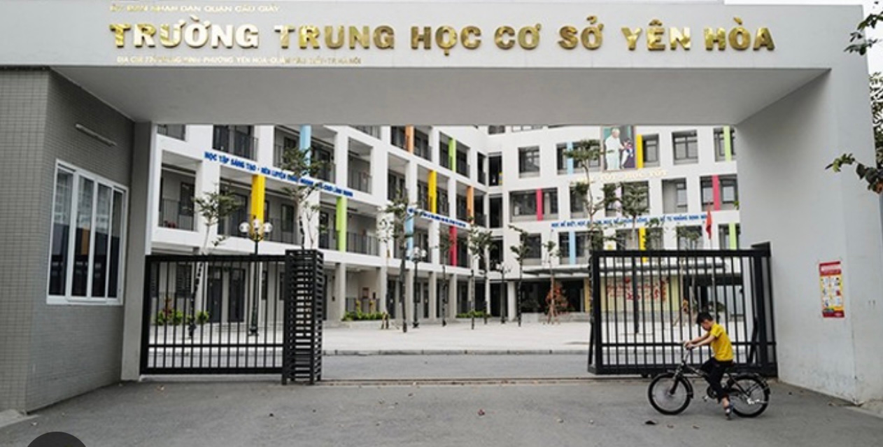 Cổng trường THCS Yên Hòa