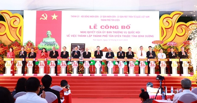 Quang cảnh lễ công bố Nghị quyết của Ủy ban Thường vụ Quốc hội về việc thành lập TP. Tân Uyên - Ảnh: VGP