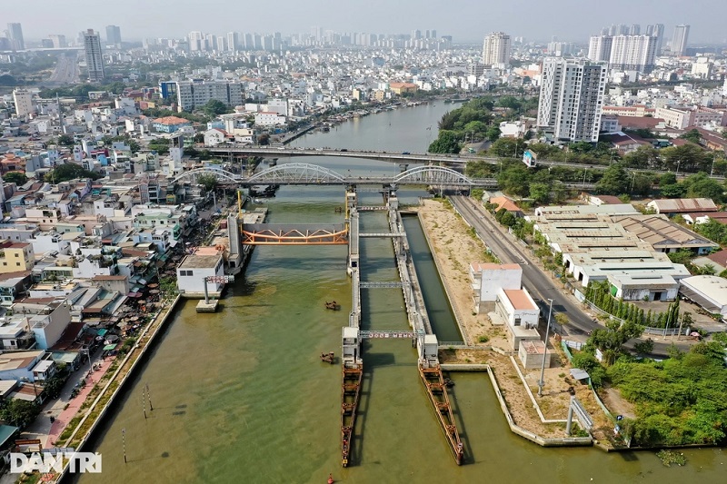 Cống Tân Thuận quận 7 là một trong 6 cống thuộc dự án chống ngập do triều 10.000 tỷ đồng ở TPHCM (Ảnh: Nam Anh).