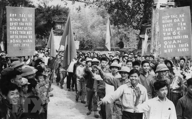 Nhân dân Sài Gòn đón chào Quân giải phóng chiếm phủ tổng thống ngụy, trưa 30-4-1975. Ảnh tư liệu