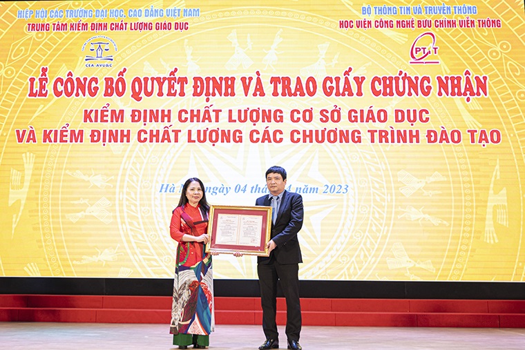 PGS. TS. Nguyễn Phương Nga, Giám đốc Trung tâm Kiểm định Chất lượng Giáo dục trao chứng nhận cho
Học viện Công nghệ Bưu chính Viễn thông