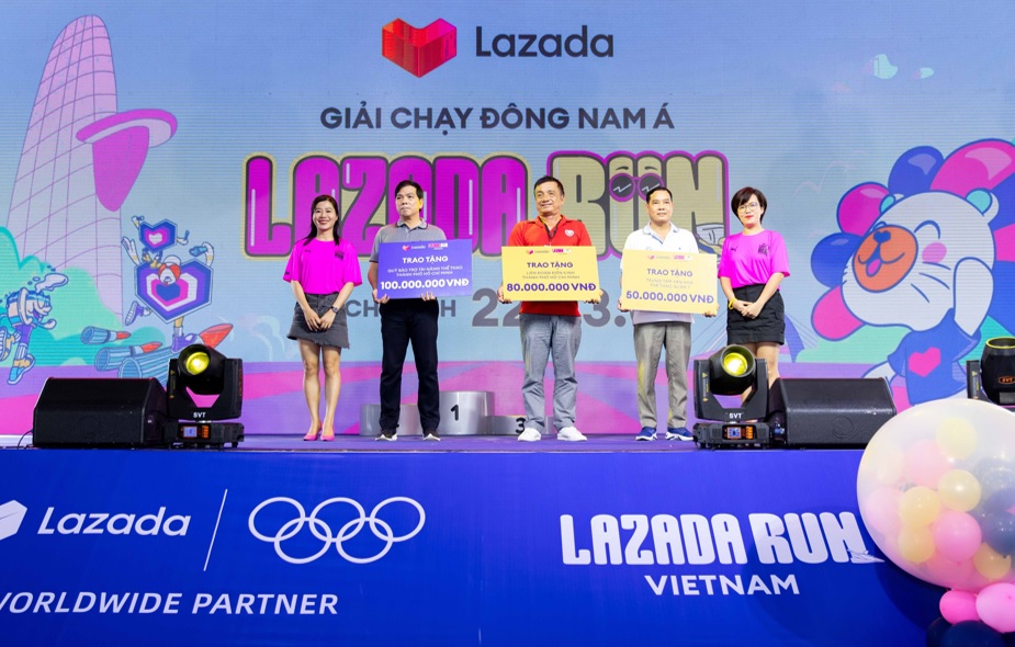 Đại diện Lazada trao đóng góp cho “Quỹ bảo trợ tài năng thể thao thành phố Hồ Chí Minh”