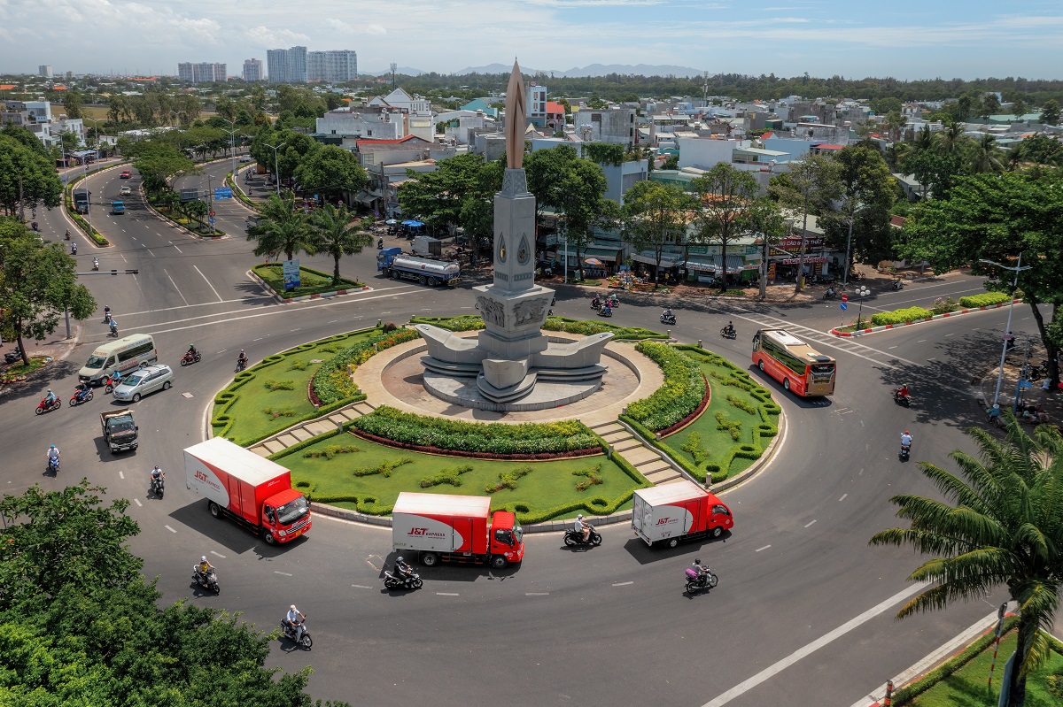 Là đơn vị tài trợ vàng của chương trình, J&T Express là nhà vận chuyển chính thức các sản phẩm của nghệ nhân, làng nghề tham gia trưng bày tại Triển lãm Thiết kế thủ công sáng tạo - Festival nghề truyền thống Huế 2023