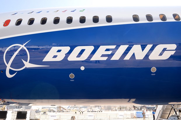 Biểu tượng của Boeing trên thân máy bay Boeing 787-10 Dreamliner. (Ảnh: AFP/TTXVN)