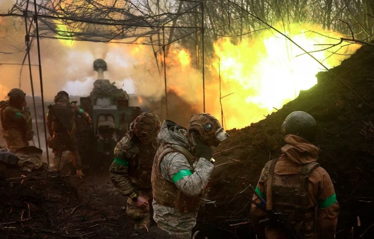 Quân đội Ukraine chiến đấu ở Bakhmut ngày 13/4. Ảnh: Reuters