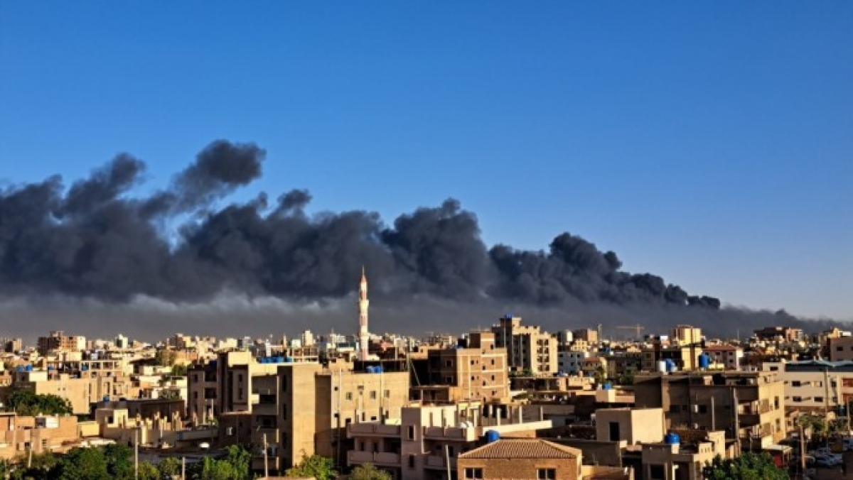 Khói bốc lên trong các cuộc đụng độ ở thủ đô Khartoum, Sudan ngày 19/4. Ảnh: AFP