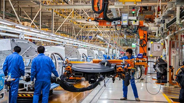 Công nhân Trung Quốc làm việc trong nhà máy lắp ráp ôtô của Trung Quốc. (Nguồn: China Briefing)