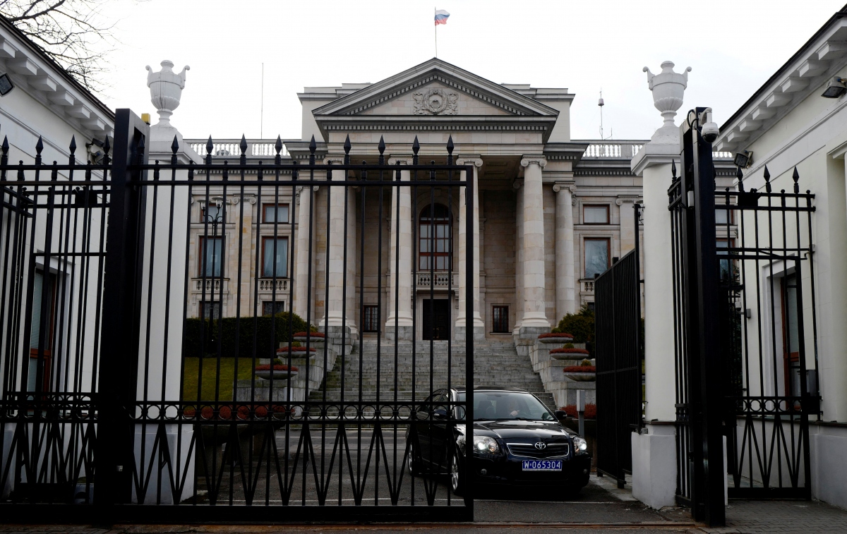 Bên ngoài Đại sứ quán Nga tại Ba Lan (Ảnh: Reuters).