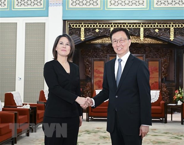 Phó Chủ tịch Trung Quốc Hàn Chính (phải) và Ngoại trưởng Đức Annalena Baerbock (trái) tại cuộc gặp ở Bắc Kinh, Trung Quốc, ngày 14/4. (Ảnh: THX/TTXVN)