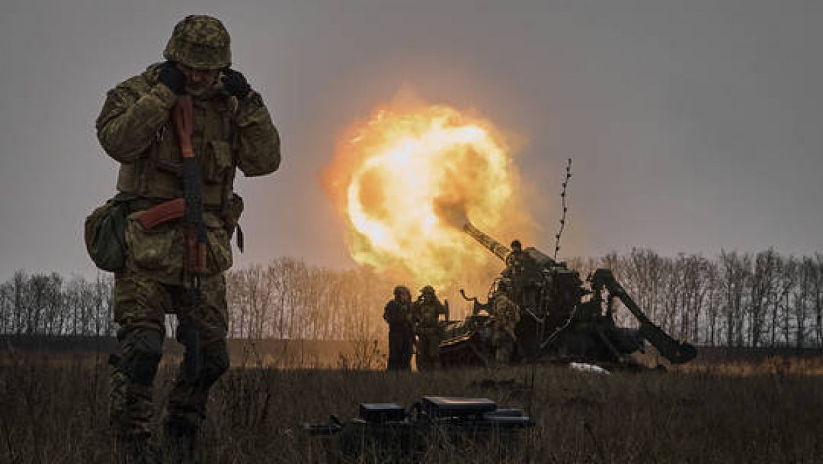 Binh lính Ukraine khai hỏa pháo Pion ở Bakhmut. Ảnh: AP