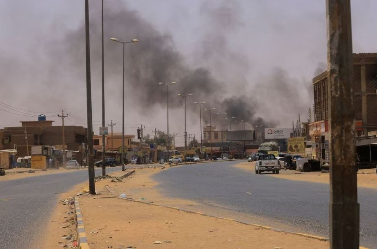 Khói bốc lên ở Omdurman, gần cầu Halfaya được nhìn thấy từ phía Bắc Khartoum, Sudan ngày 15/4. Ảnh: Reuters