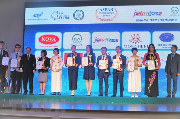 Ông Lê Gia Kiên - Tham tán, Đại sứ quán Việt Nam tại Malaysia (ngoài cùng bên phải) trao chứng nhận Thương hiệu mạnh ASEAN 2023 cho các doanh nghiệp. (Ảnh: Hằng Linh/TTXVN)