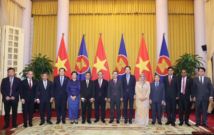 Chủ tịch nước Võ Văn Thưởng (đứng giữa) tiếp đại sứ các nước ASEAN chiều 17-4 - Ảnh: TTXVN