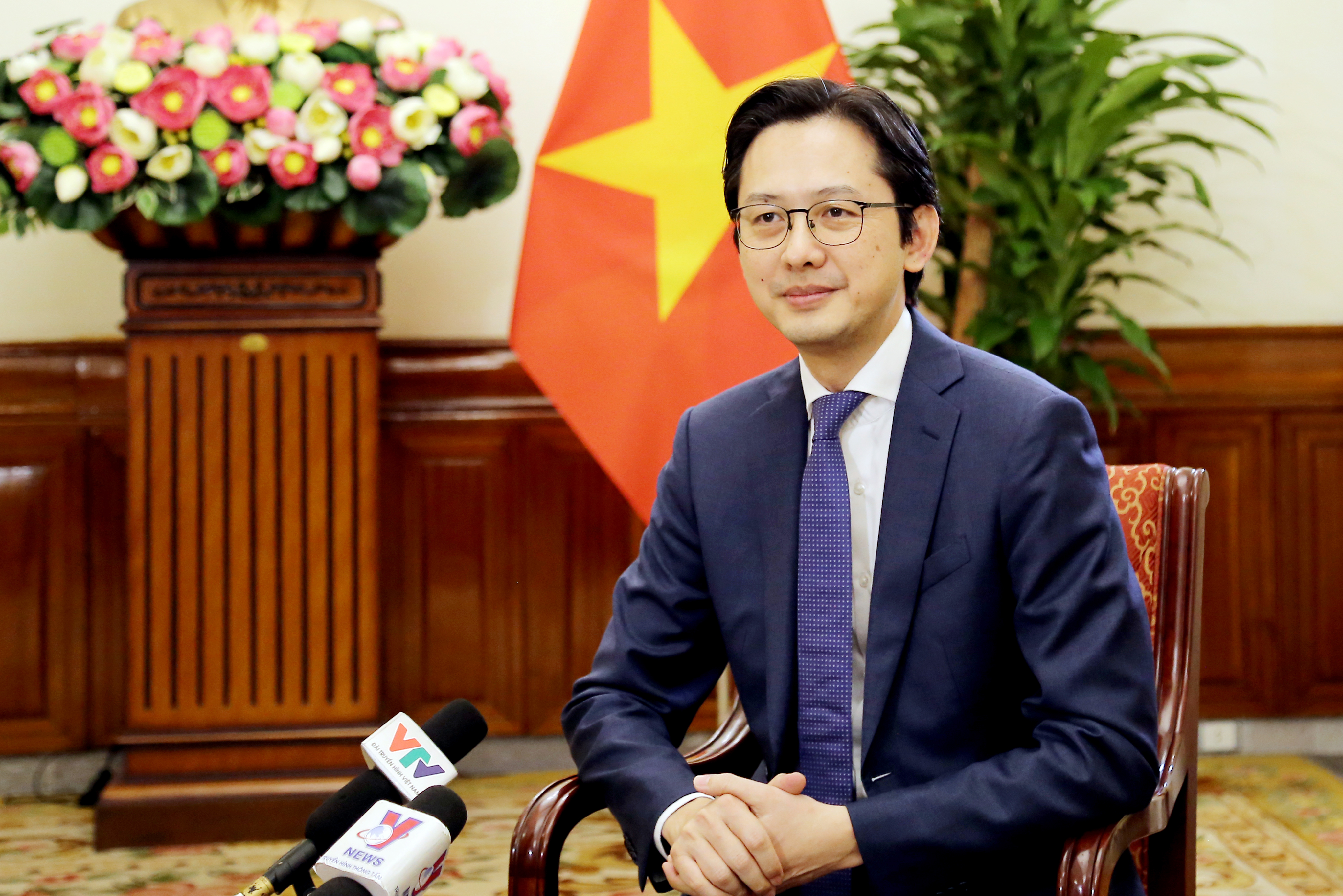 Thứ trưởng Đỗ Hùng Việt trả lời phỏng vấn báo chí