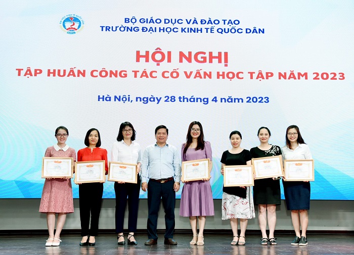 PGS.TS Nguyễn Thành Hiếu - Phó Hiệu trưởng trao giấy khen cho các cá nhân có nhiều đóng góp tích cực trong công tác CVHT năm 2022