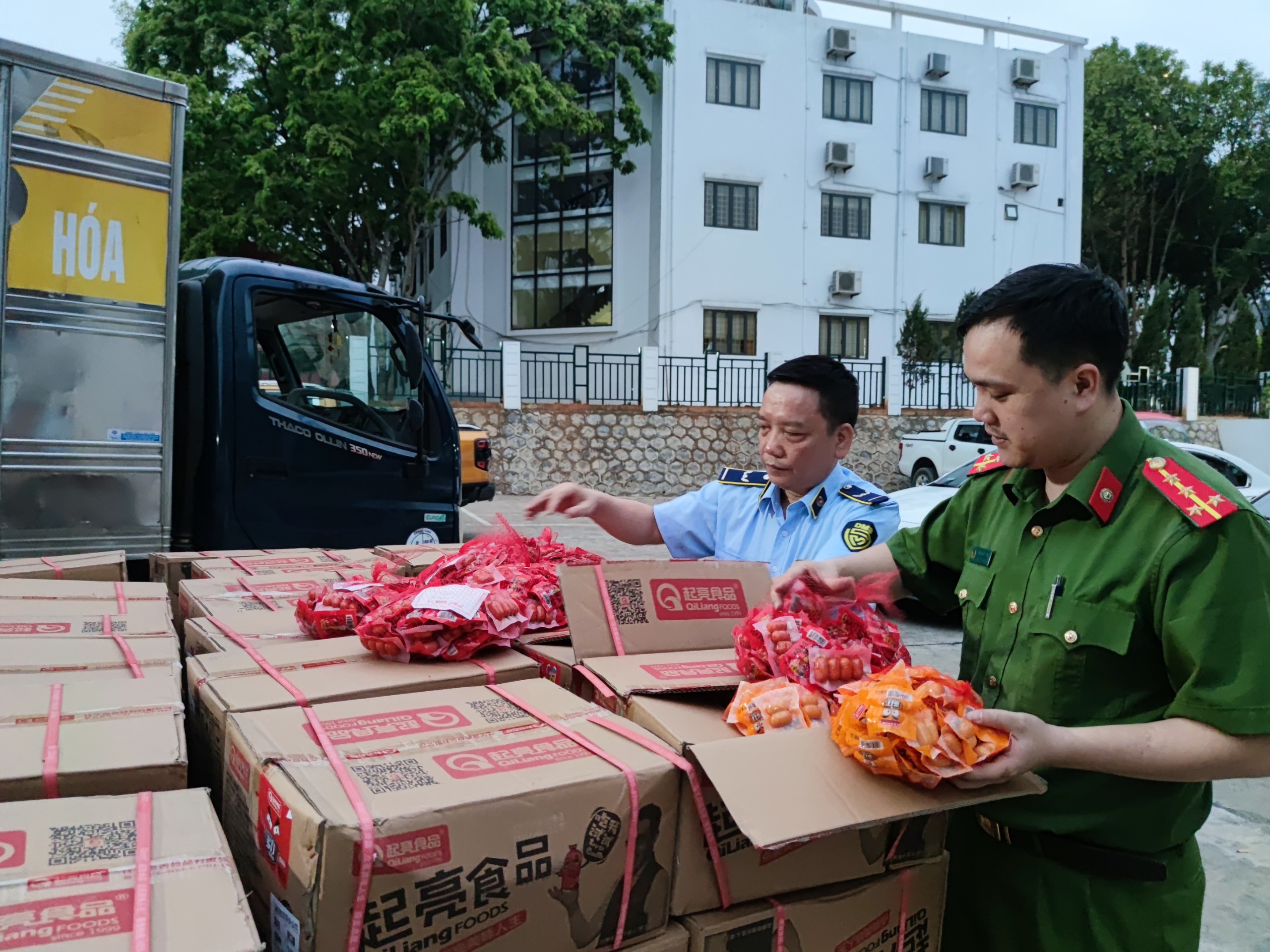 Lực lượng chức năng tiến hành kiểm tra hàng hóa có dấu hiệu vi phạm