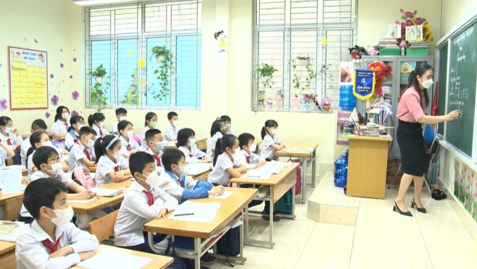 Học sinh ở TP Hạ Long, Quảng Ninh đeo khẩu trang đến trường, hôm 17/4. Ảnh: VnExpress