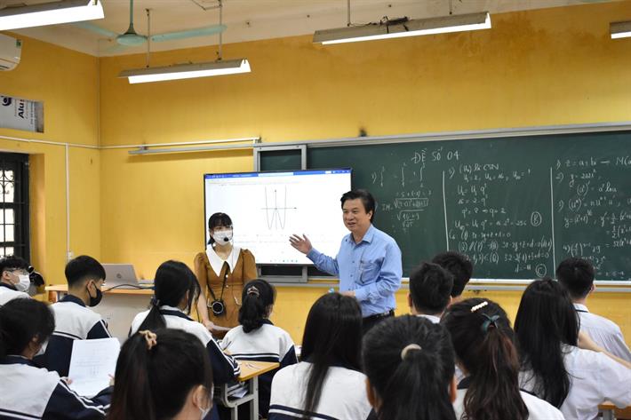 Thứ trưởng Nguyễn Hữu Độ thăm lớp học tại Trung tâm GDNN - GDTX huyện Đông Anh (Hà Nội)