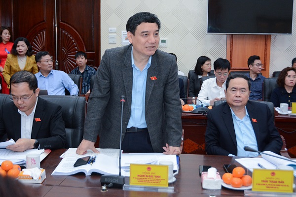 Chủ nhiệm Uỷ ban Văn hoá, Giáo dục của Quốc hội Nguyễn Đắc Vinh trao đổi tại buổi làm việc