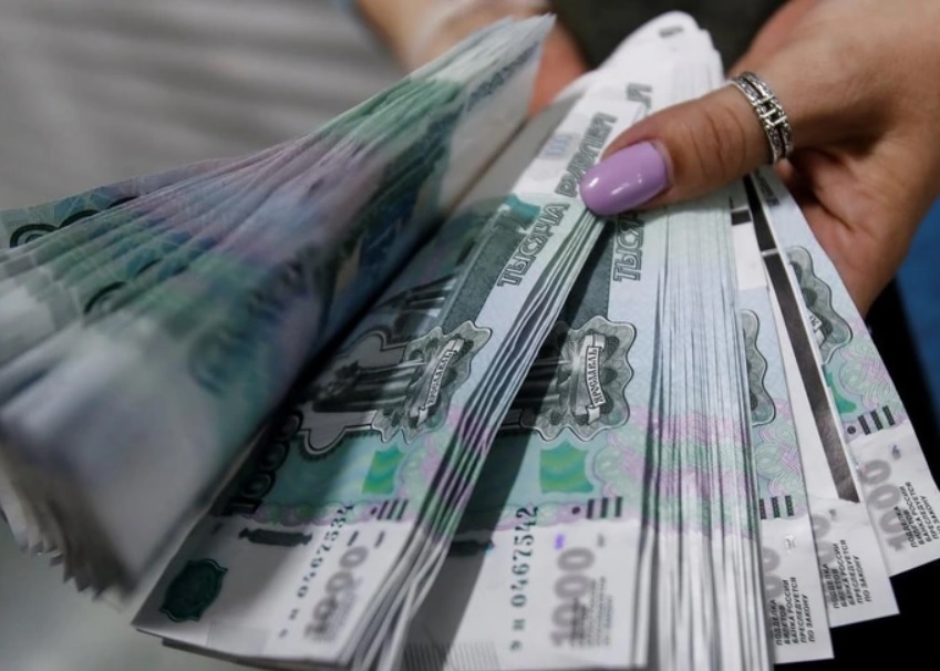 Đồng rúp Nga đã giảm xuống mức 81,6 rúp đổi 1 USD, đánh dấu mức thấp nhất của đồng tiền này kể từ tháng 4/2022 (Ảnh: Reuters).