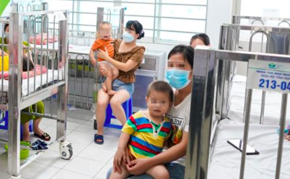 Trẻ mắc tay chân miệng điều trị tại Bệnh viện Nhi trung ương. (Ảnh: BVCC)