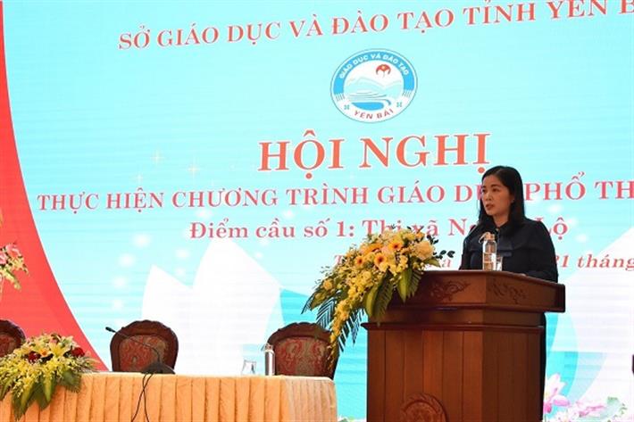 Phó Giám đốc Sở GDĐT tỉnh Yên Bái Nguyễn Thu Hương báo cáo tại hội nghị