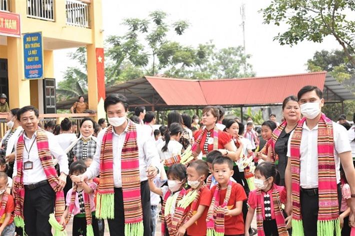 Thứ trưởng Nguyễn Hữu Độ thăm Trường Tiểu Học Sơn A (thị xã Nghĩa Lộ, tỉnh Yên Bái)