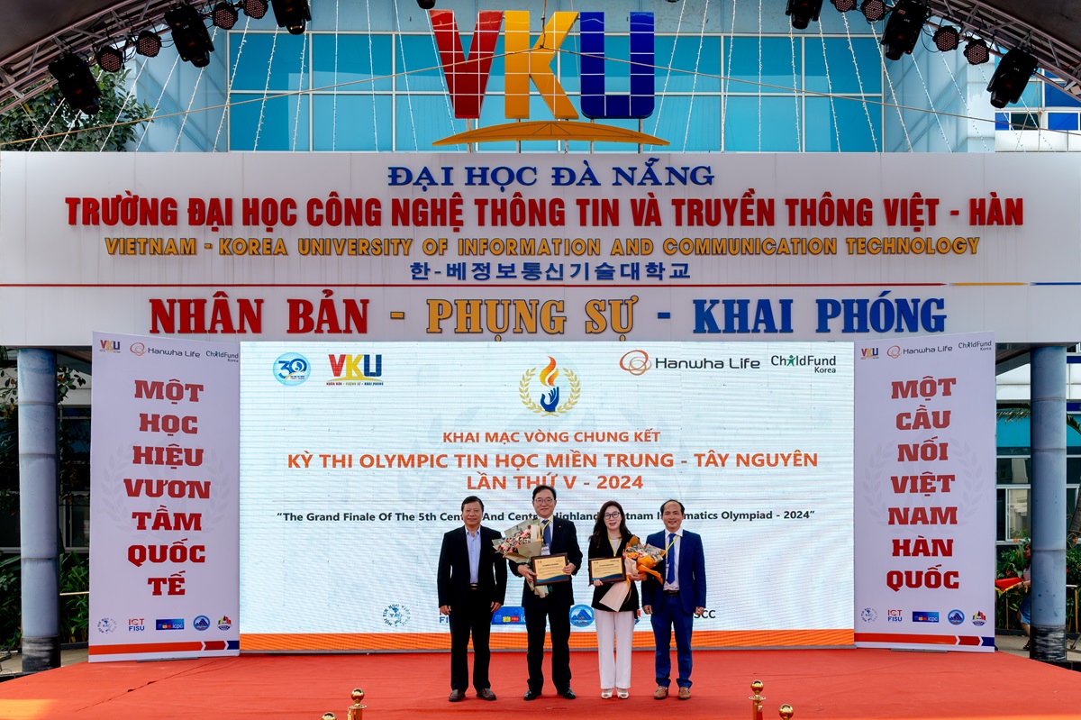 Đại diện Hanwha Life chụp ảnh khai mạc cùng đại diện Trường Đại học Công nghệ Thông tin và Truyền thông Việt Hàn (VKU)