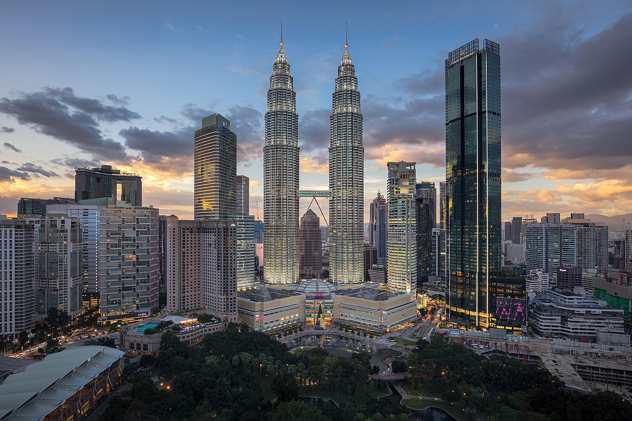 Tháp đôi Petronas tại Thủ đô Kuala Lampur (Malaysia), từng giữ danh hiệu tòa nhà cao nhất thế giới vào thời điểm khánh thành, và hiện vẫn là tòa tháp đôi cao nhất thế giới