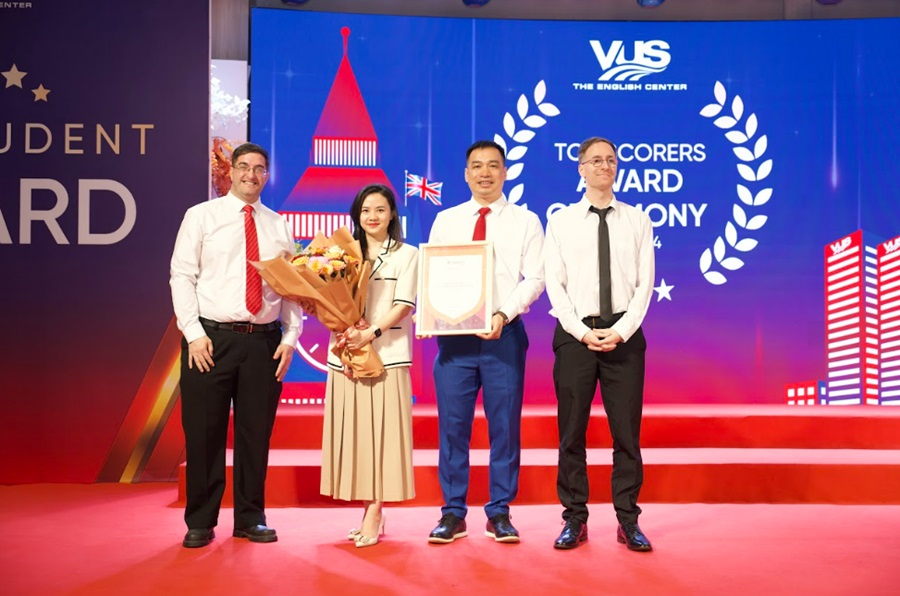 Đại diện Cambrige trao chứng nhận cho Ban lãnh đạo VUS miền Bắ