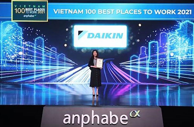 Đại diện Daikin nhận danh hiệu Top 100 nơi làm việc tốt nhất nhất Việt Nam 2021. Ảnh: Daikin