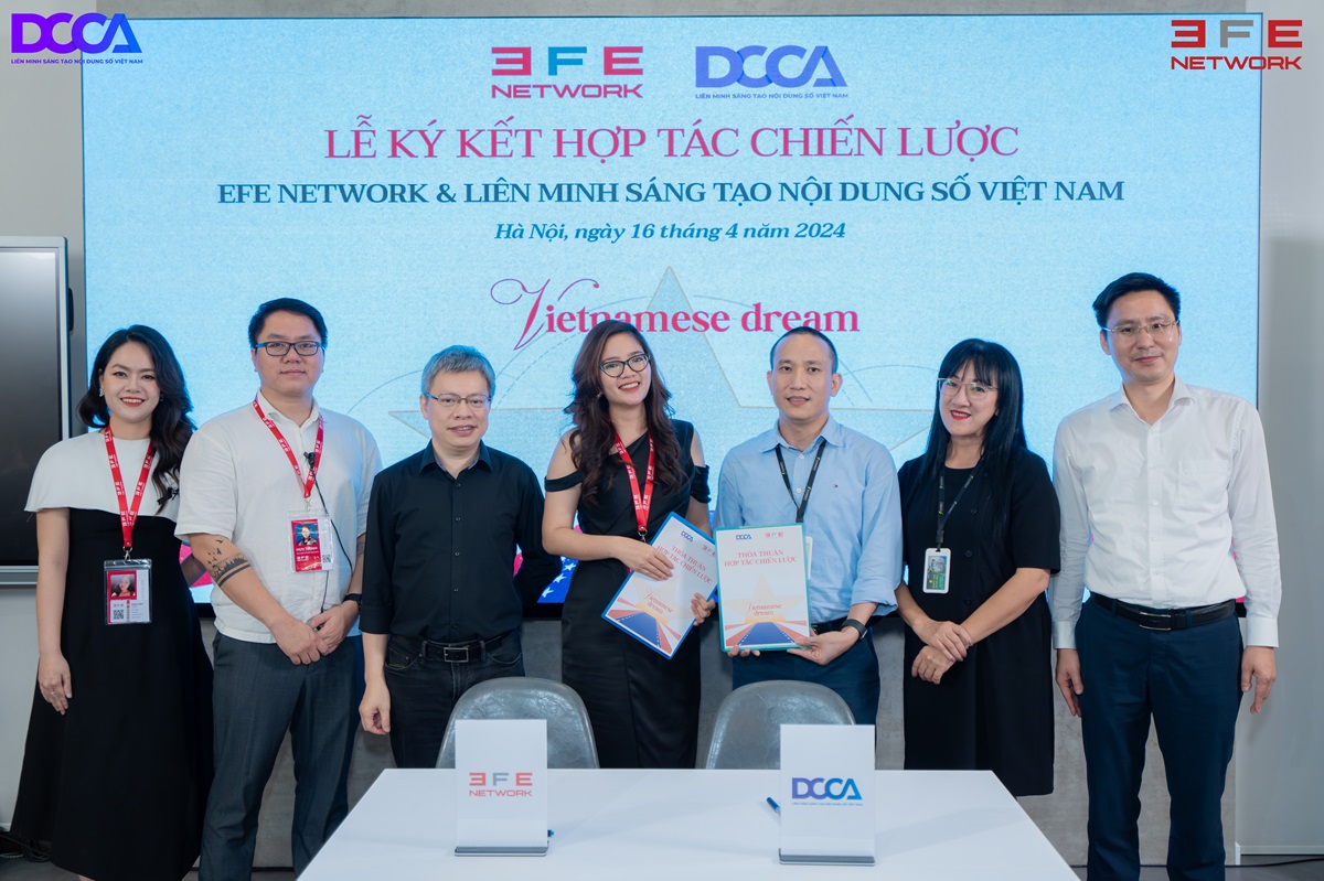 Ông Tạ Mạnh Hoàng - Chủ tịch Liên minh Sáng tạo Nội dung số Việt Nam (bên phải) và bà Nguyễn Thu Hằng - Giám đốc chiến lược EFE Media ký kết thỏa thuận hợp tác chiến lược.