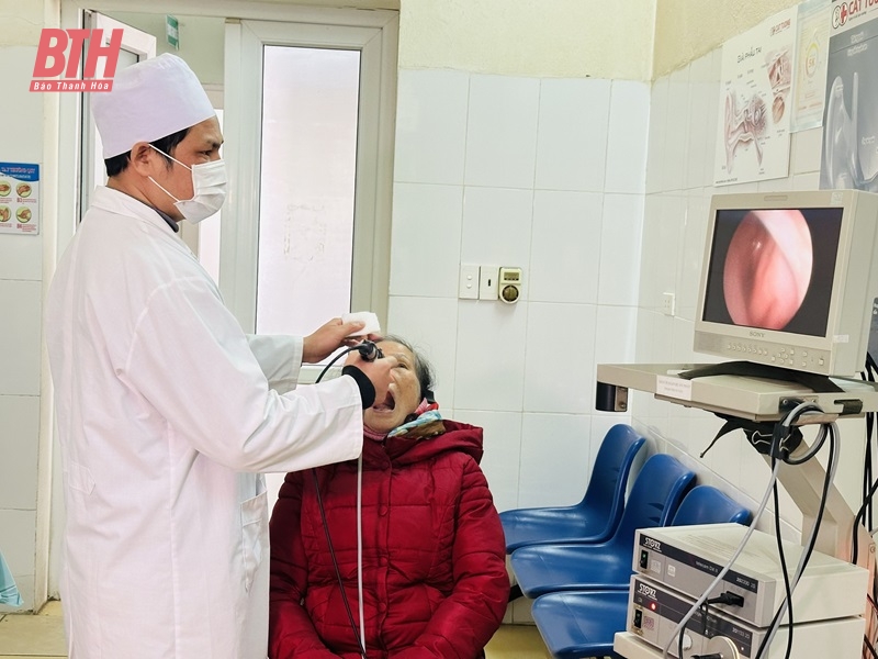 Nội soi tai - mũi - họng cho bệnh nhân tại Bệnh viện Đa khoa huyện Nga Sơn. (Ảnh: Báo Thanh Hóa)